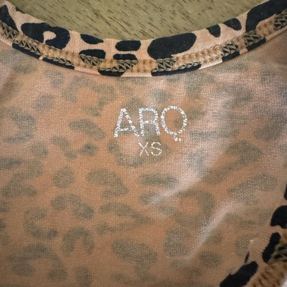 ARQ xs cropped tank leopard - Picture 2 of 2